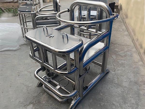 犯人坐審訊椅為什么要赤腳？